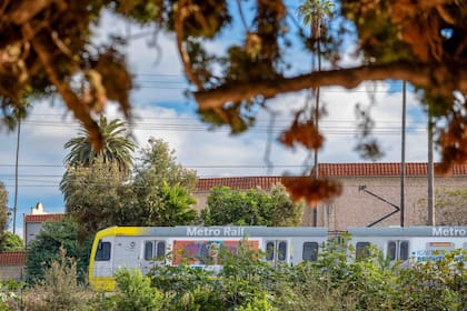 La estación Van Nuys de Metro G Line cerrará en enero de 2025 por obras, lo que afectará a miles de pasajeros durante 18 meses