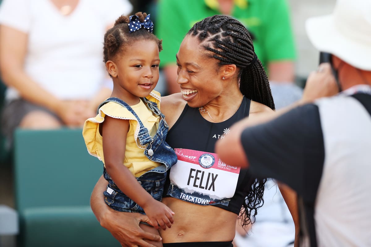 La estadounidense Allyson Felix, ganadora de 11 medallas olímpicas, celebra con su hija Camryn en los selectivos para Tokio. Ahora integra la Comisión de Atletas e impulsó por las reformas