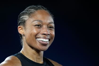 La estadounidense Allyson Felix sonríe tras la carrera de 200 metros en la Golden Gala Pietro Menea, en Roma, el jueves 9 de junio de 2022 (AP Foto/Andrew Medichini)