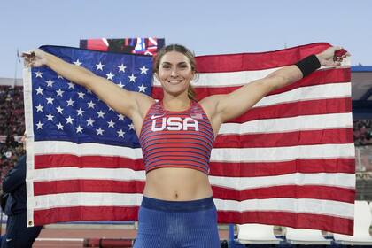 La estadounidense Bridget Williams celebra la obtención de la medalla de oro en salto con garrocha en Santiago 2023