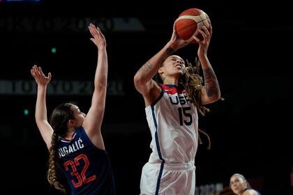 La estadounidense Brittney Griner ataca el canasto ante la serbia Angela Dugalic en la semifinal del torneo femenino de baloncesto olímpico, el viernes 6 de agosto de 2021, en Saitama. (AP Foto/Eric Gay)