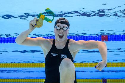 La estadounidense Helen Noble celebra la obtención de la medalla de oro en los 200 metros espalda de Santiago 2023