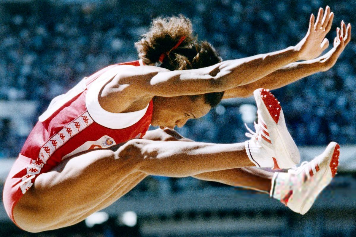 La estadounidense Jackie Joyner-Kersee compite en la final de salto de longitud femenino en el evento de atletismo de los Juegos Olímpicos de Seúl 1988, el 29 de septiembre de 1988, en Seúl