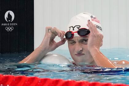 La estadounidense Katie Ledecky tras ganar una eliminatoria de los 800 metros libre en los Juegos Olímpicos de París, el viernes 2 de agosto de 2024, en Nanterre, Francia. (AP Foto/Ashley Landis)