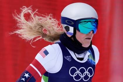 La estadounidense Lindsey Vonn en acción durante el entrenamiento oficial de descenso femenino de esquí alpino