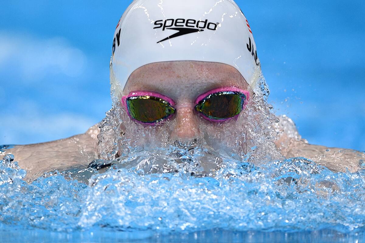 La estadounidense Lydia Jacoby compite en una semifinal del evento de natación femenina de 100 metros braza durante los Juegos Olímpicos de Tokio 2020 en el Centro Acuático de Tokio en Tokio el 26 de julio de 2021
