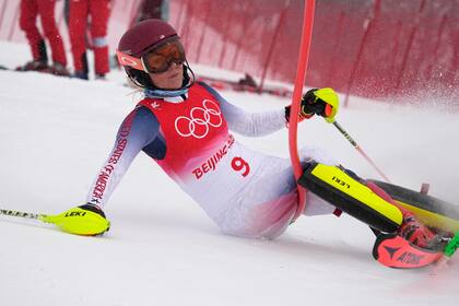 La estadounidense Mikaela Shiffrin se impacta en el slalon del comibnado alpino en los Juegos Olímpicos de Beijing el jueves 17 de febrero del 2022. (AP Foto/Robert F. Bukaty)