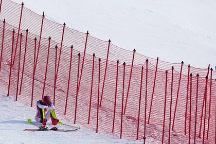 La estadounidense Mikaela Shiffrin se lamenta tras un percance en el primer descenso del eslalon en los Juegos Olímpicos de Invierno, el miércoles 9 de febrero de 2022, en Beijing (AP Foto/Robert F. Bukaty)