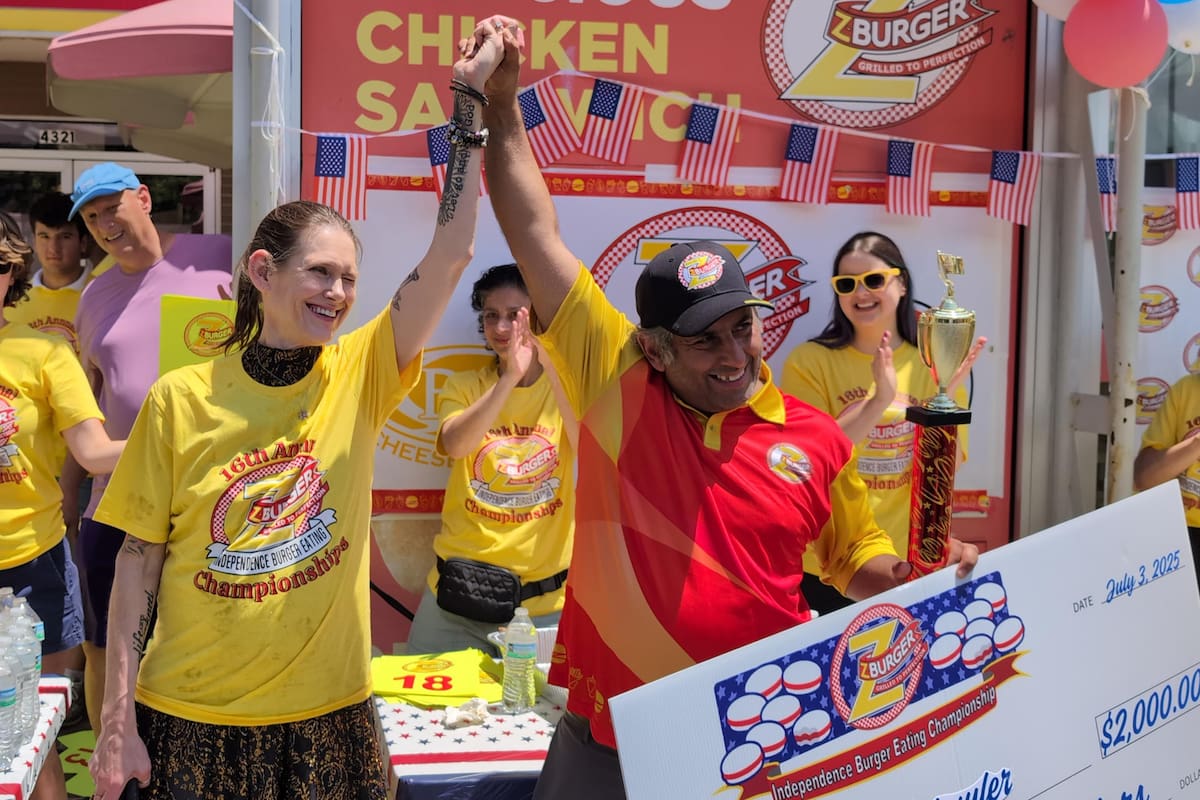La estadounidense Molly Schuyler posa con el trofeo de primer lugar en una competencia en Washington, Estados Unidos
