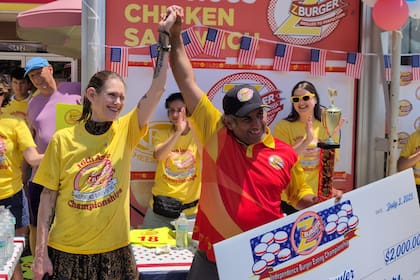 La estadounidense Molly Schuyler posa con el trofeo de primer lugar en una competencia en Washington, Estados Unidos