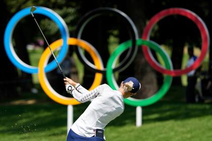 La estadounidense Nelly Korda, realiza su tiro de salida en el hoyo 16 durante la tercera ronda del torneo femenino de golf de los Juegos Olímpicos, el viernes 6 de agosto de 2021, en el Kasumigaseki Country Club en Kawagoe, Japón. (AP Foto/Darron Cummings)