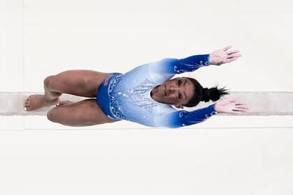 La estadounidense Simone Biles compite en la viga de equilibrio de la gimnasia de los Juegos Olímpicos de París, el lunes 5 de agosto de 2024. (AP Foto/Morry Gash)