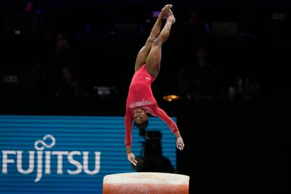 La estadounidense Simone Biles completa el salto en la prueba de salto con caballo en el Campeonato del Mundo en Antwerp, Bélgica el sábado 7 de octubre del 2023. (AP Foto/Virginia Mayo)