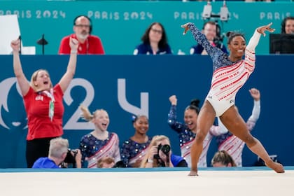 La estadounidense Simone Biles concluye su rutina de piso