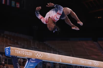 La estadounidense Simone Biles, durante su ejercicio de barra de equilibrio, en el que quedó tercera y se colgó la medalla de bronce.
