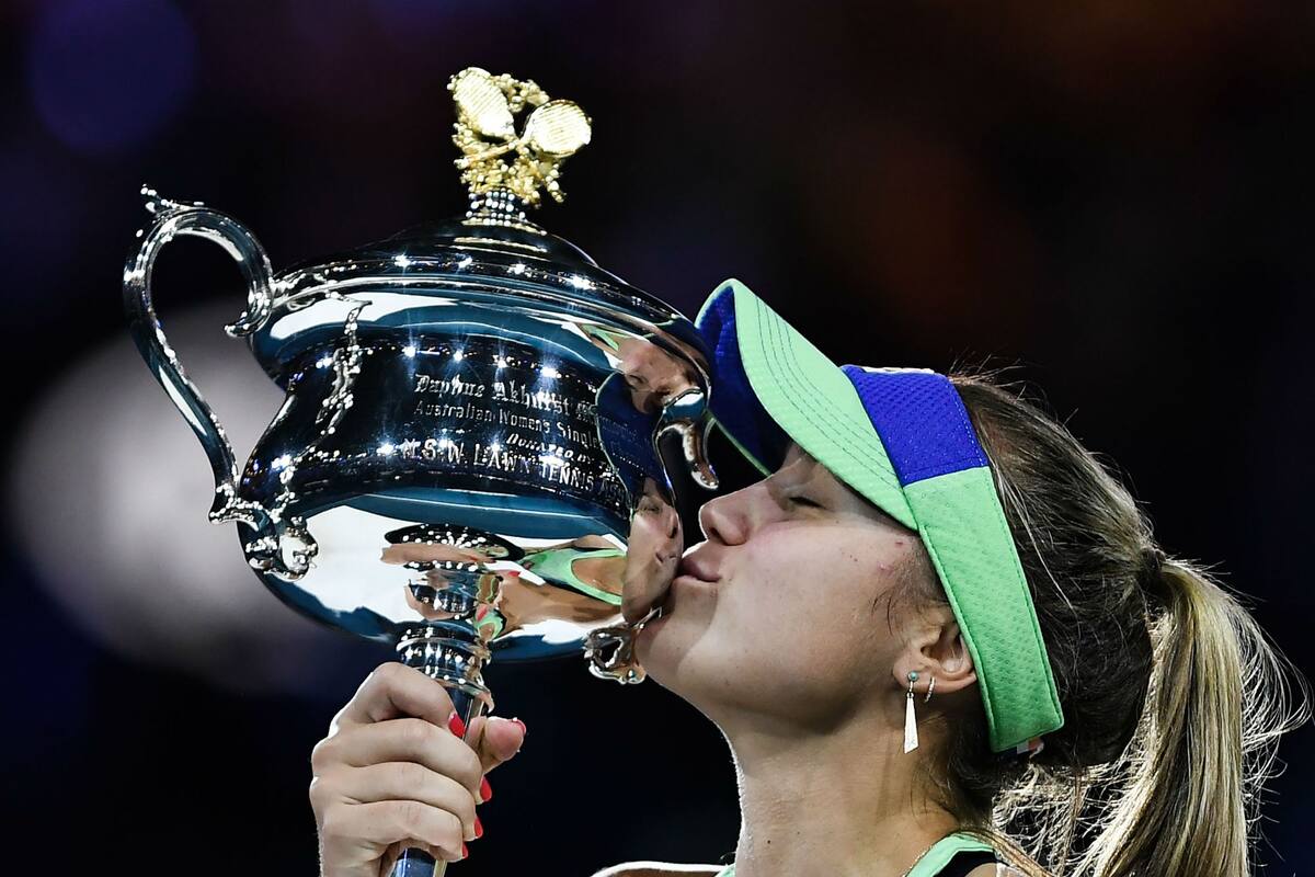 La estadounidense Sofia Kenin, de 21 años, besa el trofeo de campeona del Abierto de Australia, que ya le pertenece.