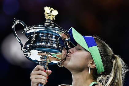 La estadounidense Sofia Kenin, de 21 años, besa el trofeo de campeona del Abierto de Australia, que ya le pertenece.