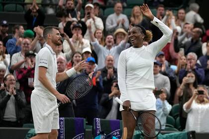 La estadounidense Venus Williams y el británico Jamie Murray festejan su victoria en dobles mixtos contra la polaca Alicja Rosolska y el neocelandés Michael Venus, en la quinta jornada del torneo de Wimbledon, en Londres, el viernes 1 de julio de 2022. (AP Foto/Alastair Grant)