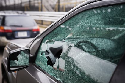La estafa consiste en enviar un enlace para acceder de forma remota al celular de la víctima; todo comienza con un vidrio del auto roto