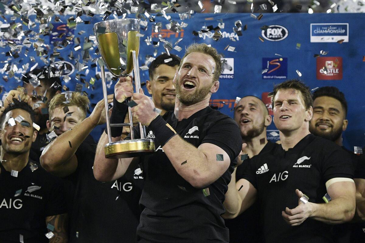 La estampa ganadora de Kieran Read, cuando levantó la copa del Rugby Championship en 2017, en Vélez