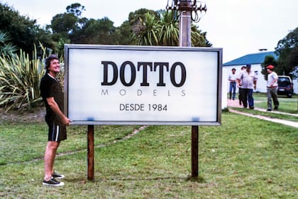 Pancho Dotto con el cartel de la escuela de modelos
