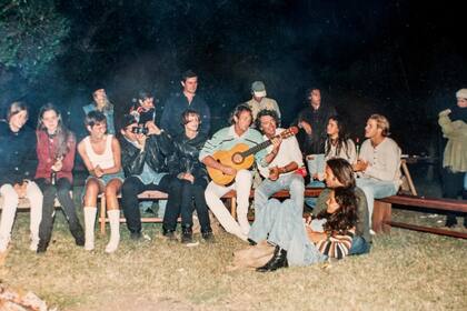 Pancho Dotto junto a un fogón con amigos