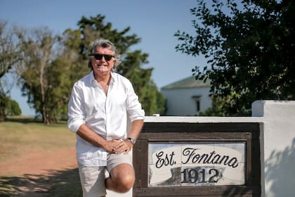 Dotto en el acceso de la antigua estancia "Ellos saben que cuando yo paso por acá, a la hora que sea, toco bocina"