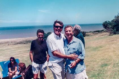 Pancho Dotto junto a Franco Macri. La arena detrás de la estancia La Fontana se veía desierta, algo impensable hace dos décadas cuando esa playa se convirtió en el epicentro de la moda esteña