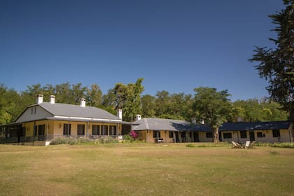La Estancia Dos Lunas tiene más de cien años de historia pero solo un par de décadas de electricidad, y los alrededores cuentan la historia de la tierrra