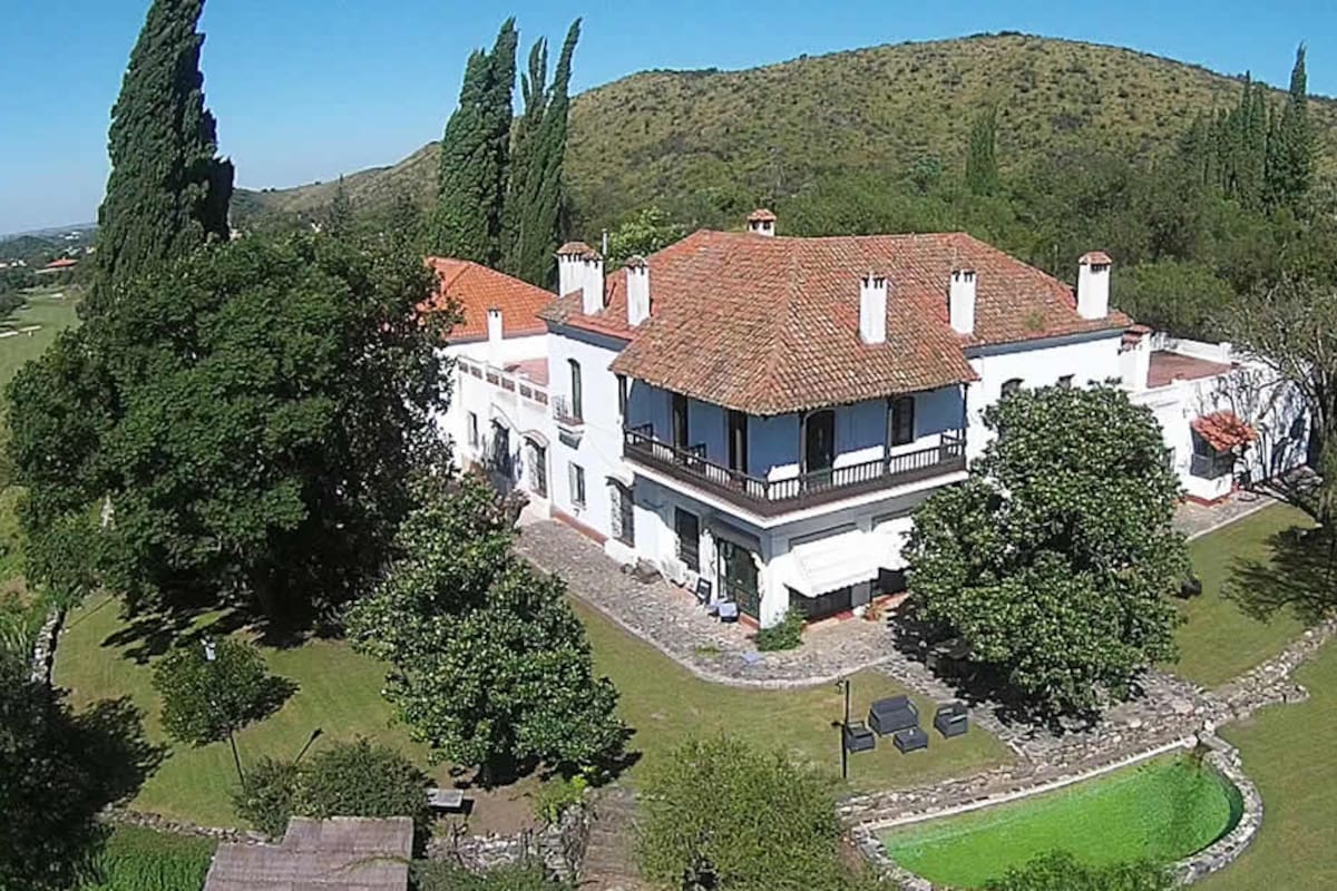 La estancia familiar del escritor Enrique Larreta se convertiría con el correr de los años en una hostería donde presidentes y figuras de la cultura se refugian para descansar en medio de las sierras.