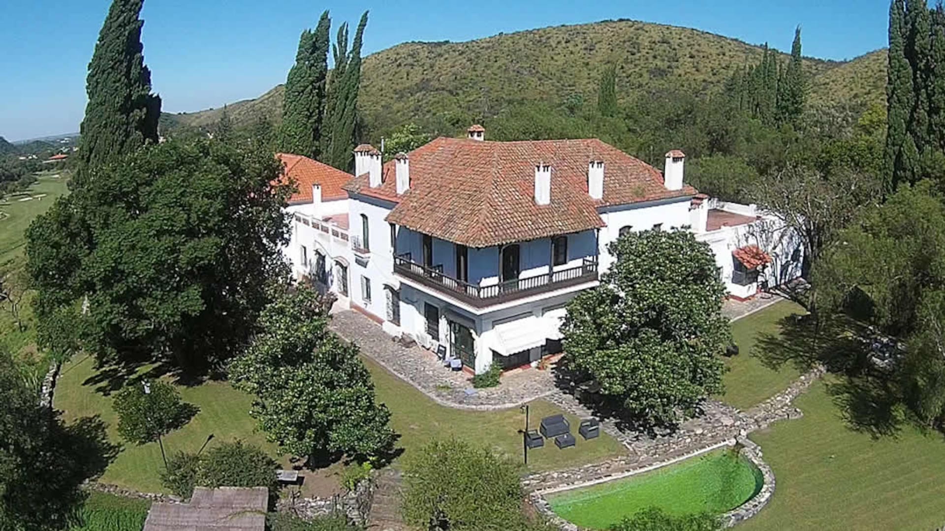 La estancia familiar del escritor Enrique Larreta se convertiría con el correr de los años en una hostería donde presidentes y figuras de la cultura se refugian para descansar en medio de las sierras.