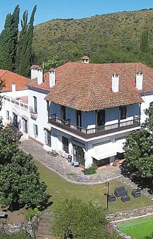 La estancia familiar del escritor Enrique Larreta se convertiría con el correr de los años en una hostería donde presidentes y figuras de la cultura se refugian para descansar en medio de las sierras.