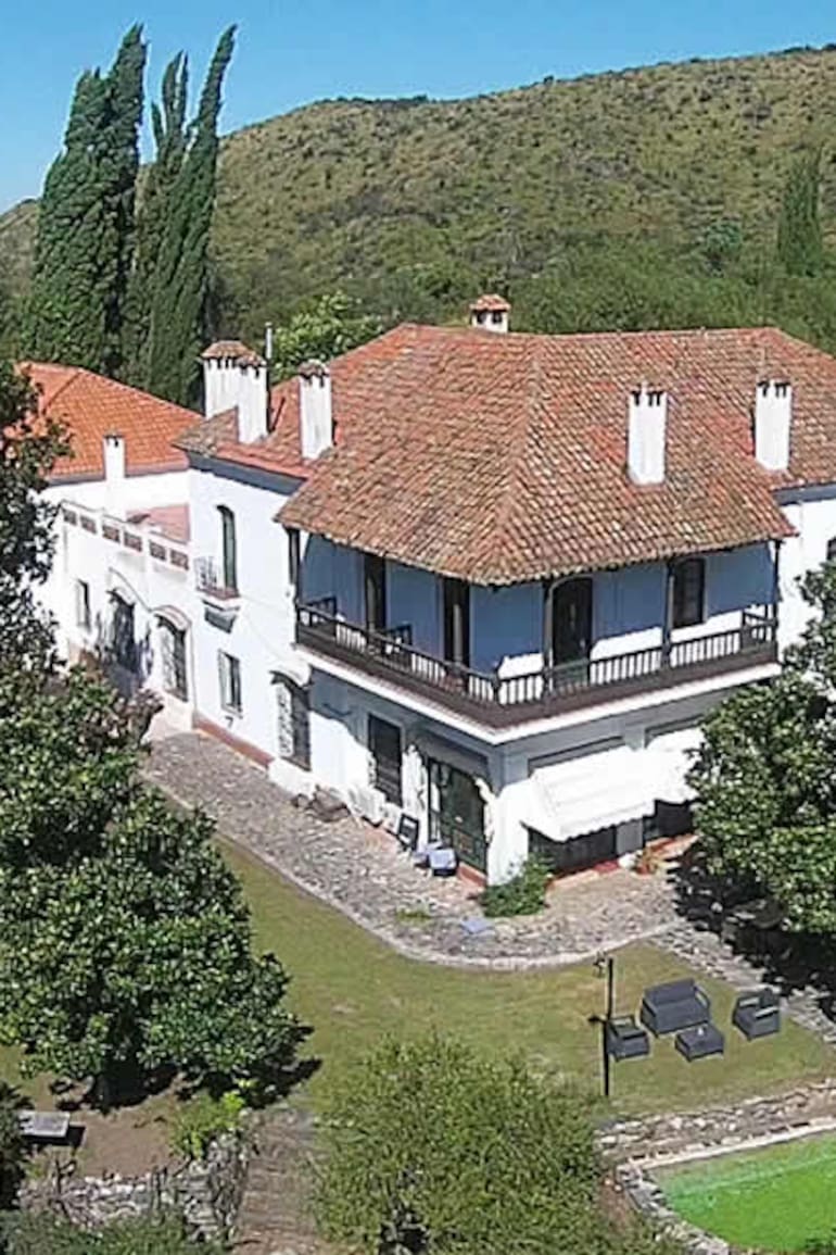 La estancia familiar del escritor Enrique Larreta se convertiría con el correr de los años en una hostería donde presidentes y figuras de la cultura se refugian para descansar en medio de las sierras.