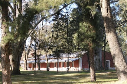 La estancia La Catita, un antiguo casco de estancia que aloja familias y contingentes, cuyo origen se remonta a fines del siglo XIX