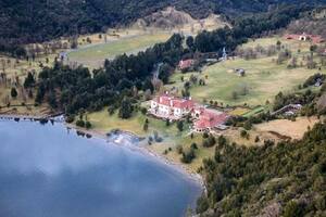 La estancia Lago Escondido del británico Joe Lewis donde se habrían alojado los jueces y funcionarios