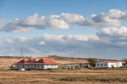 La estancia tiene una casa grande, varias casas de empleados, una casa de huéspedes, oficinas y galpones.