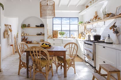 La estantería abierta con arco de medio punto hecha en obra es un gesto que, por sí solo, habla de la inspiración mediterránea que la dueña buscaba para su cocina.