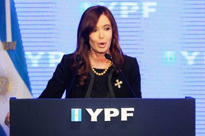 La expresidenta Cristina Kirchner presentó en su momento la estatización de YPF como un logro para la soberanía nacional; la decisión puede costarle muchos miles de millones de dólares a la Argentina