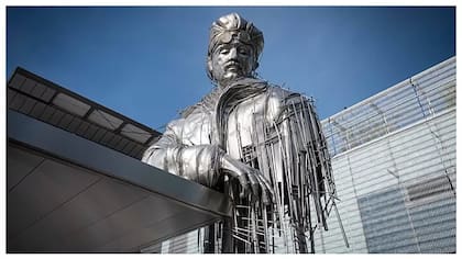 La estatua de acero y de seis metros de Roland Garros, el pionero de la aviación francesa que le da el nombre al certamen de Grand Slam parisino.