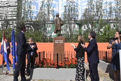 La estatua de Ana Frank volvió a su lugar