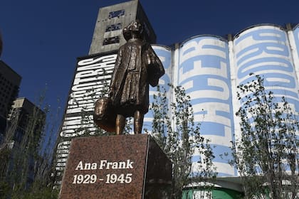 La estatua de Ana Frank volvió a su lugar