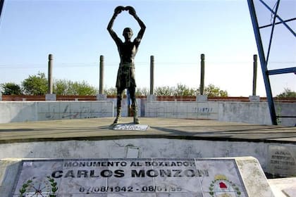 La estatua de Carlos Monzón, del artista plástico Roberto Favaretto Forner, no volverá a verse al público