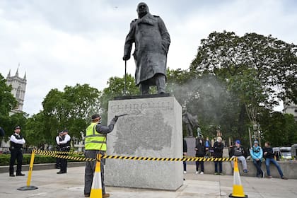 Durante la multitudinaria manifestación de solidaridad por la muerte de George Floyd en Estados Unidos, se vandalizaron distintas estatuas emblemáticas en el mundo