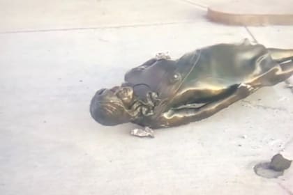 La estatua de Cristina Kirchner fue destrozada en Río Gallegos