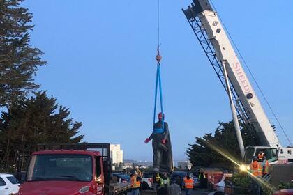 La estatua de Cristóbal Colón fue retirada por orden de los funcionarios de San Francisco