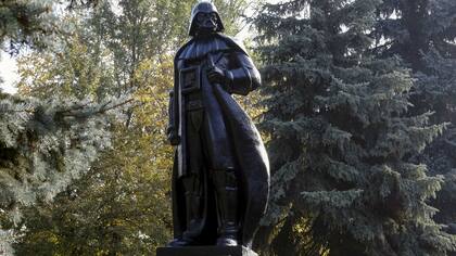 La estatua de Darth Vader, el villano de la Guerra de las Galaxias está emplazada en la región de Odessa