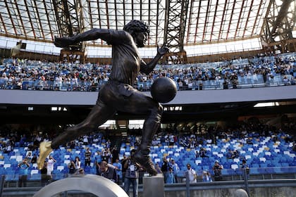 La estatua de Diego Armando Maradona en el estadio que lleva su nombre: el de Napoli