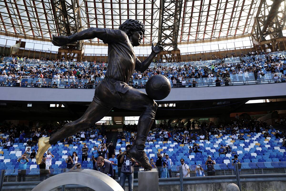 La estatua de Diego Armando Maradona en el estadio que lleva su nombre: el de Napoli