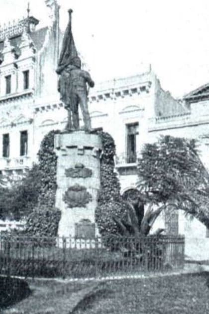 La estatua de Falucho estuvo por muchos años en las proximidades de la Plaza San Martín, en la intersección de las actuales Florida y Marcelo T. de Alvear