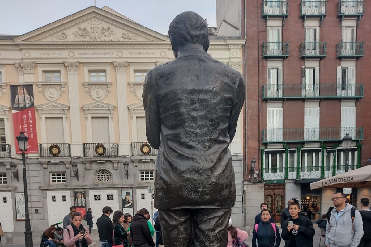 La estatua de García Lorca, hoy, después del ataque